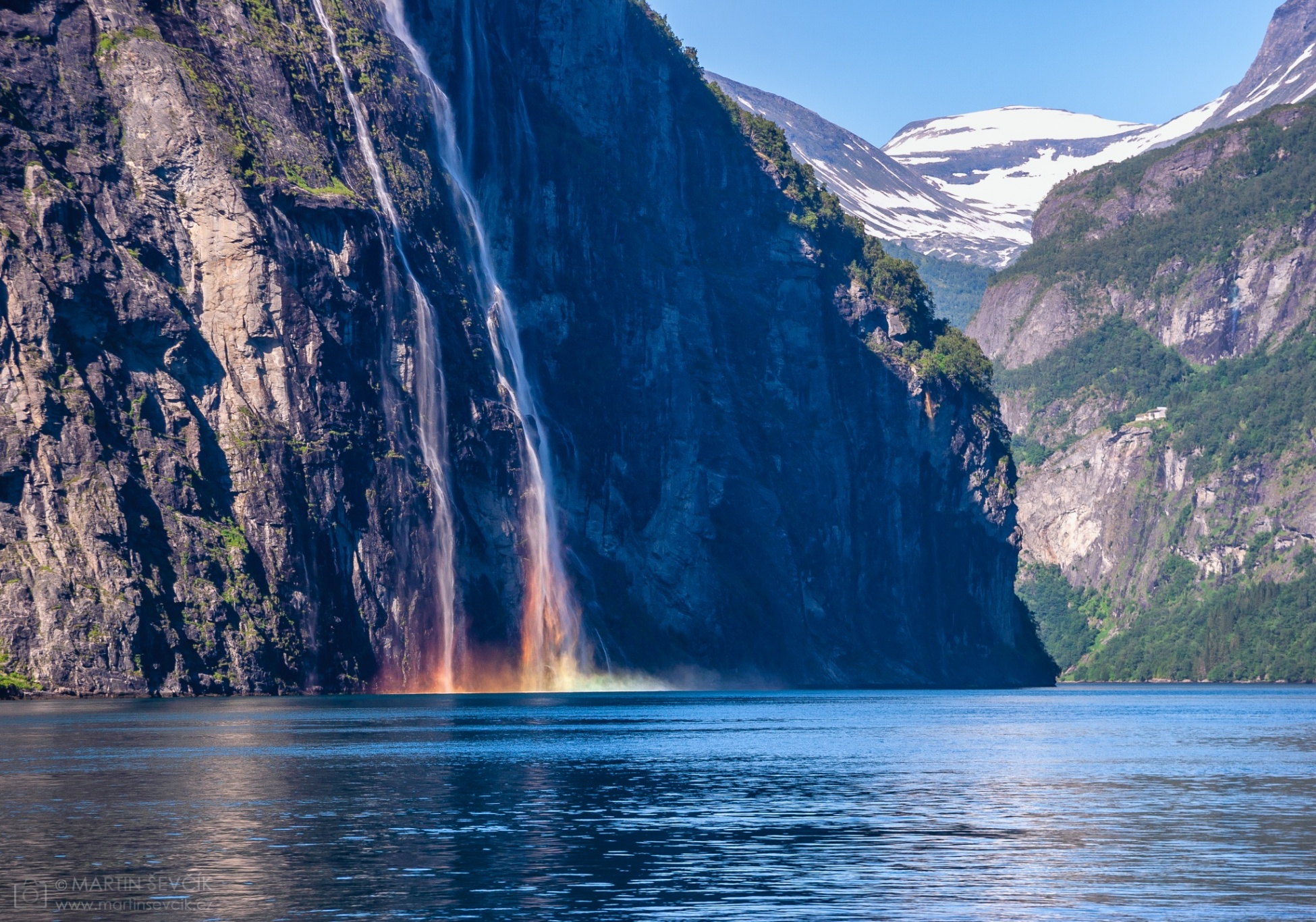 Krajiny_Krvavy-vodopad-Gairanger-fjord-Norsko